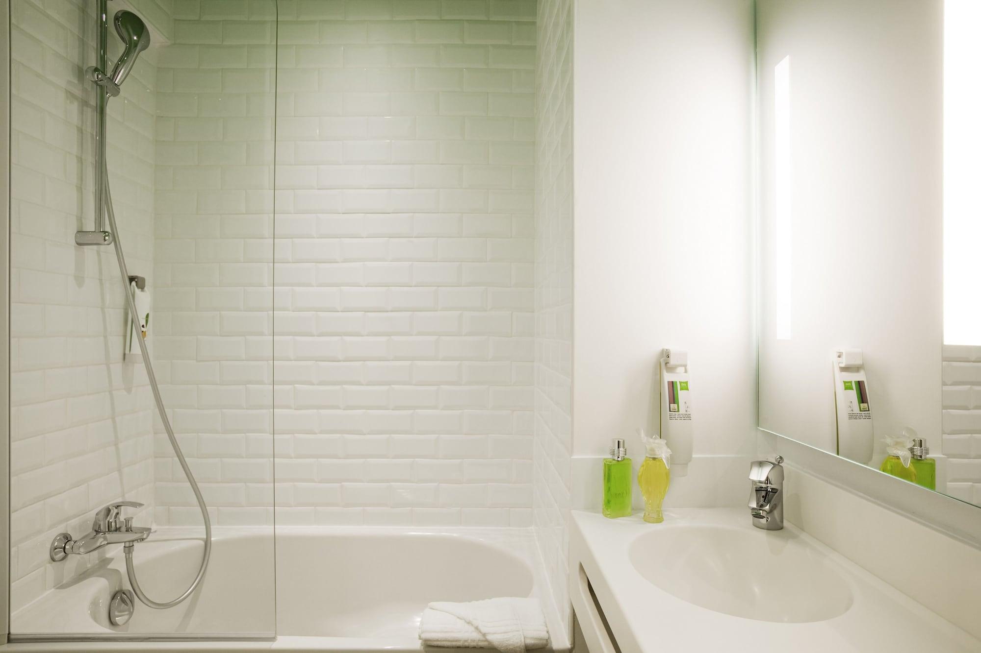 Ibis Styles Paris Buttes Chaumont Hotel Exterior photo